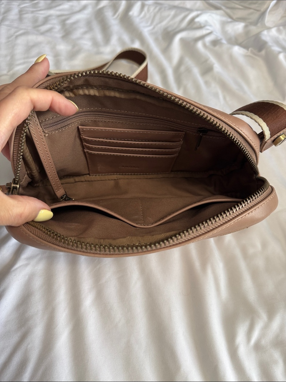 Women Crossbody Bag in Beige and Tan - Woven CAn - Picture 2 of 5